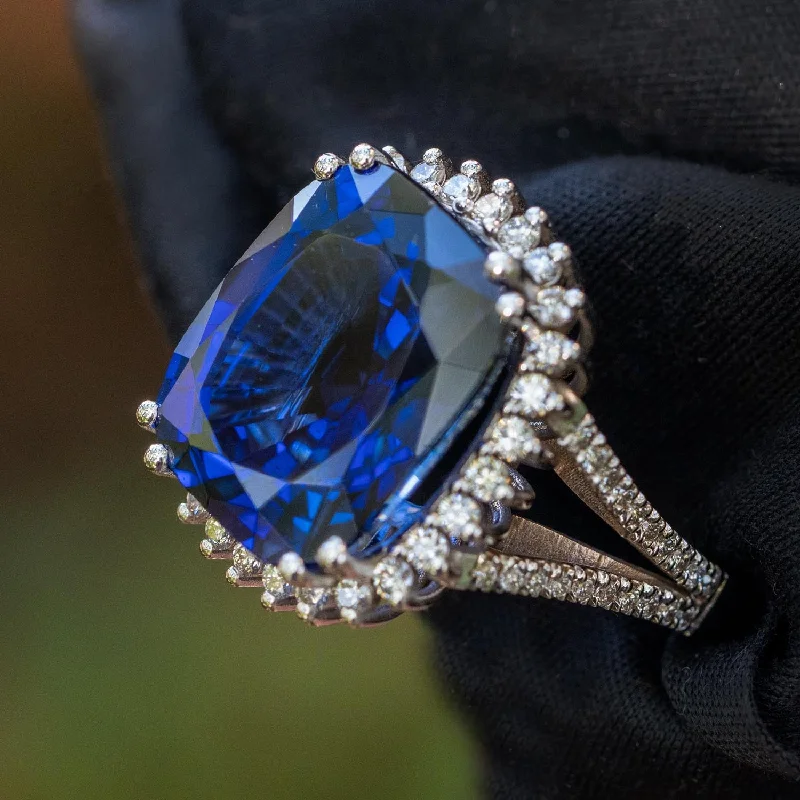 Anastasia - 19.00 carat sapphire ring with 0.80 carat natural diamonds